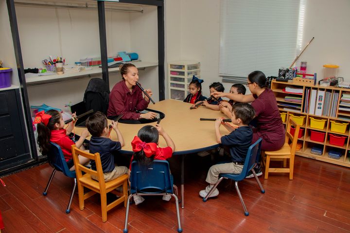 Niños pequeños en una actividad de aprendizaje activo en mesas de trabajo