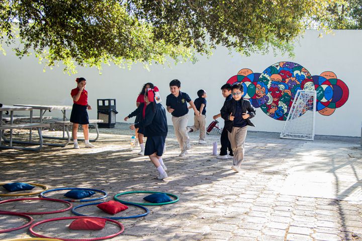 Alumnos conviviendo en el patio del campus