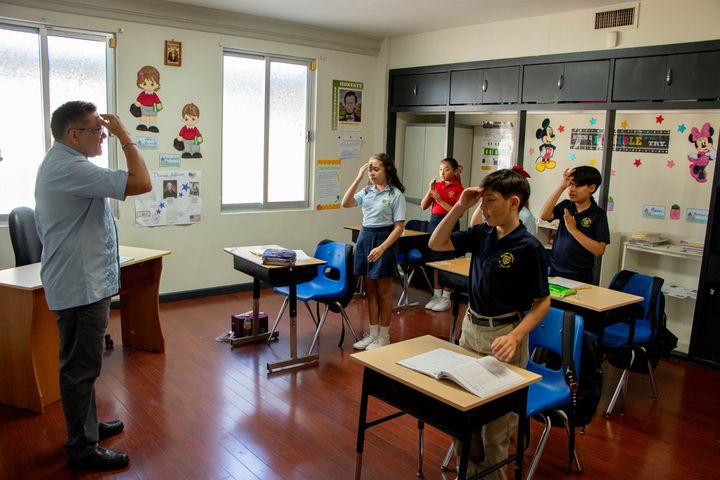 Estudiantes trabajando en el aula del Instituto Newman