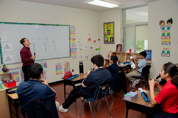 Grupo de alumnos durante una clase