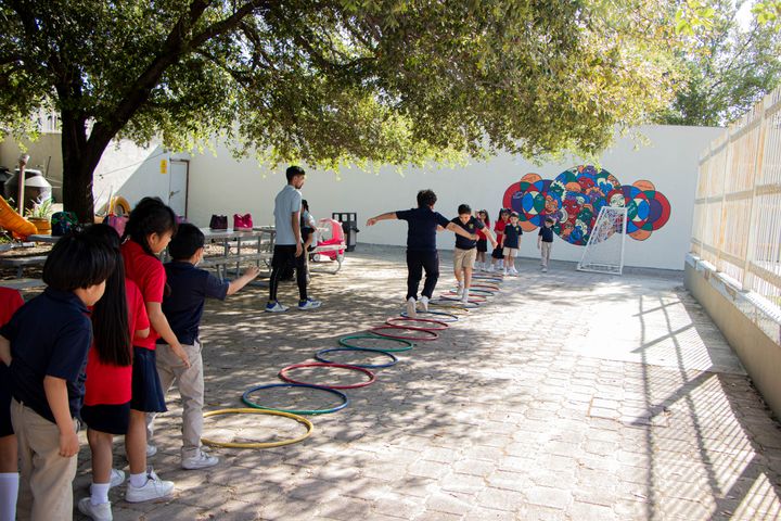 Niños en actividad al aire libre en el campus