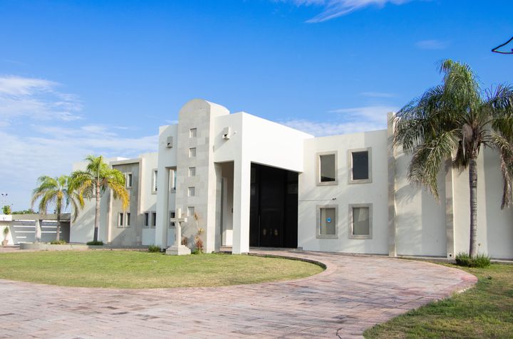 Fachada del edificio principal del Instituto Newman