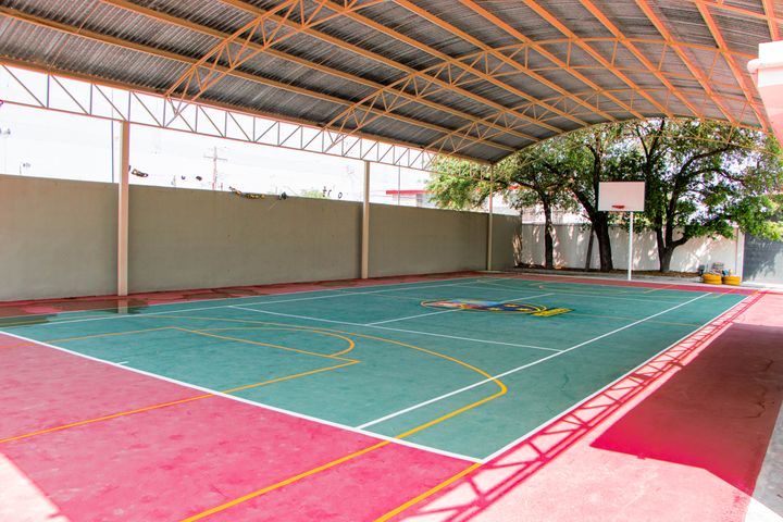 Alumnos en la cancha deportiva techada del Instituto Newman