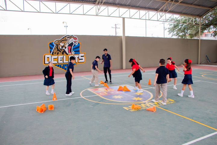 Áreas exteriores techadas del Instituto Newman