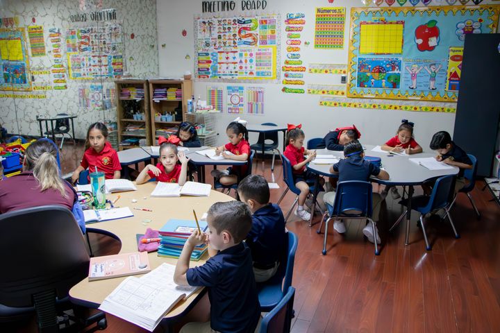 Alumnos en actividades de lectura y trabajo en el aula