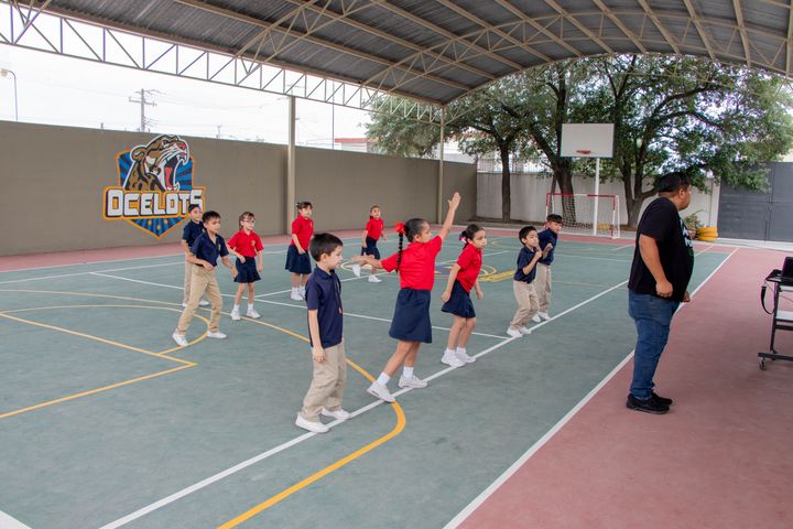 Alumnos en activación física al aire libre