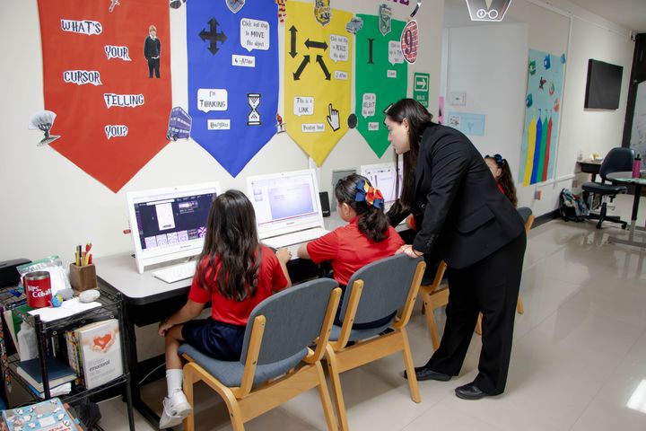 Alumnos trabajando con equipos de cómputo