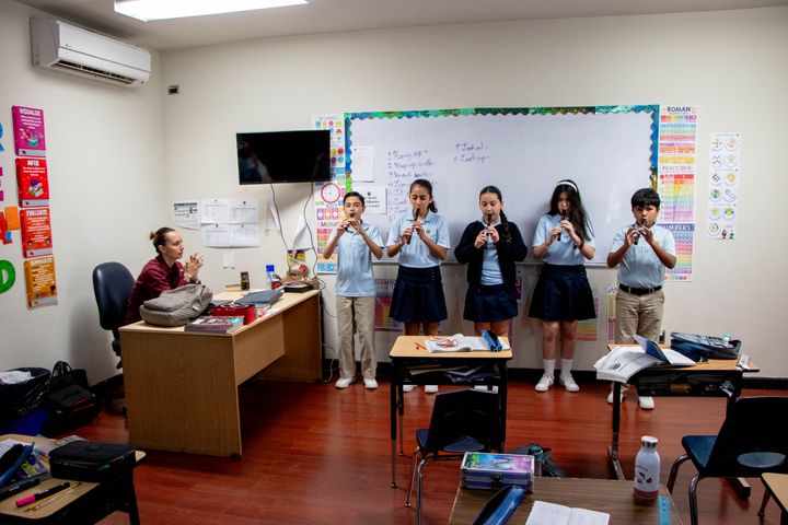 Alumnos participando activamente durante una clase