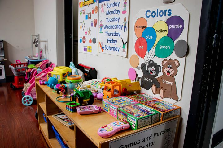 Aula de primera infancia con material didáctico y rincones de aprendizaje