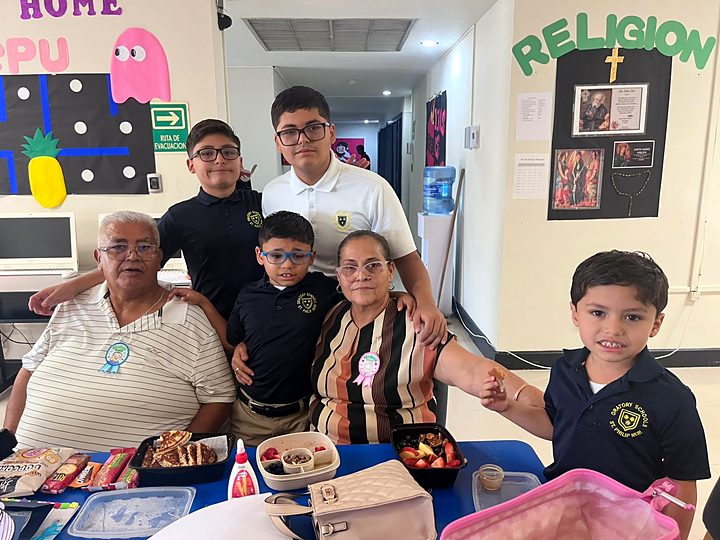 Grandparents and students of Newman Institute of the Oratory during the Grandparents Day celebration in Reynosa (1/57).