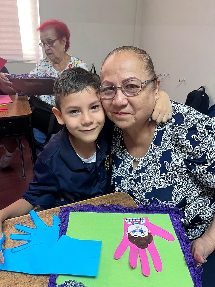 Grandparents and students of Newman Institute of the Oratory during the Grandparents Day celebration in Reynosa (11/57).