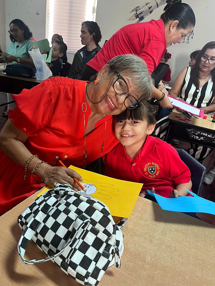 Grandparents and students of Newman Institute of the Oratory during the Grandparents Day celebration in Reynosa (18/57).