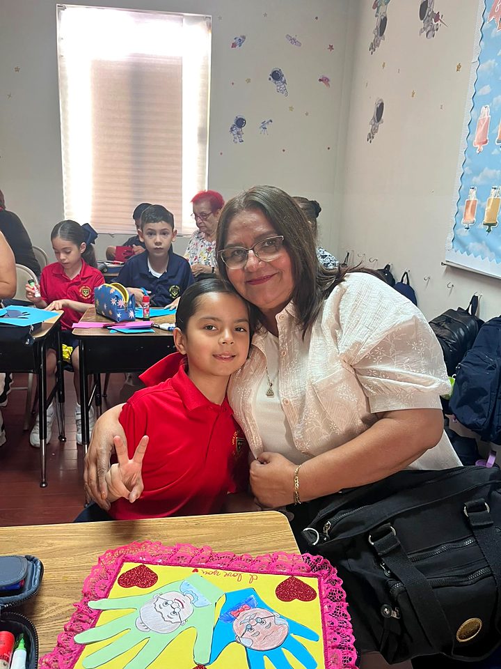 Grandparents and students of Newman Institute of the Oratory during the Grandparents Day celebration in Reynosa (20/57).
