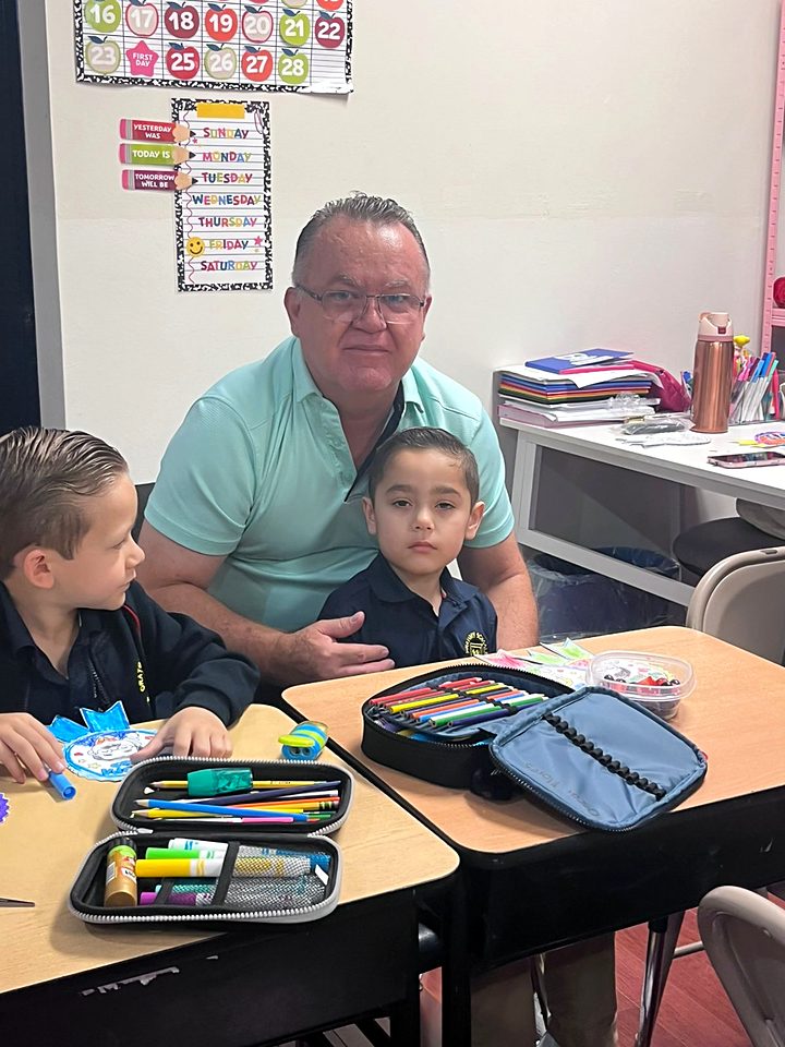 Grandparents and students of Newman Institute of the Oratory during the Grandparents Day celebration in Reynosa (21/57).