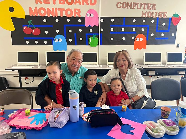 Grandparents and students of Newman Institute of the Oratory during the Grandparents Day celebration in Reynosa (25/57).