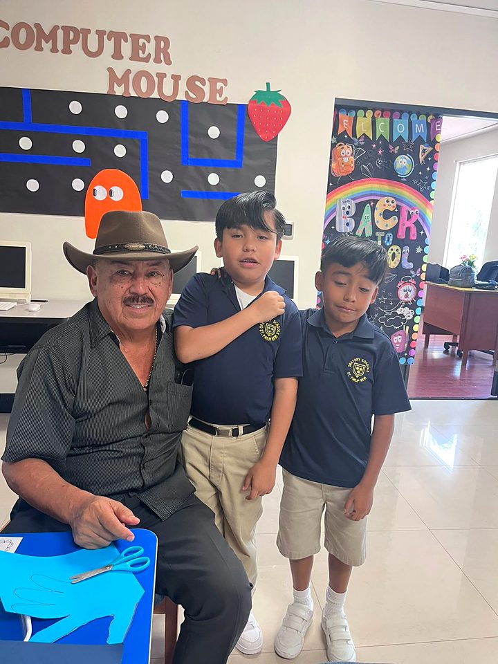 Grandparents and students of Newman Institute of the Oratory during the Grandparents Day celebration in Reynosa (30/57).