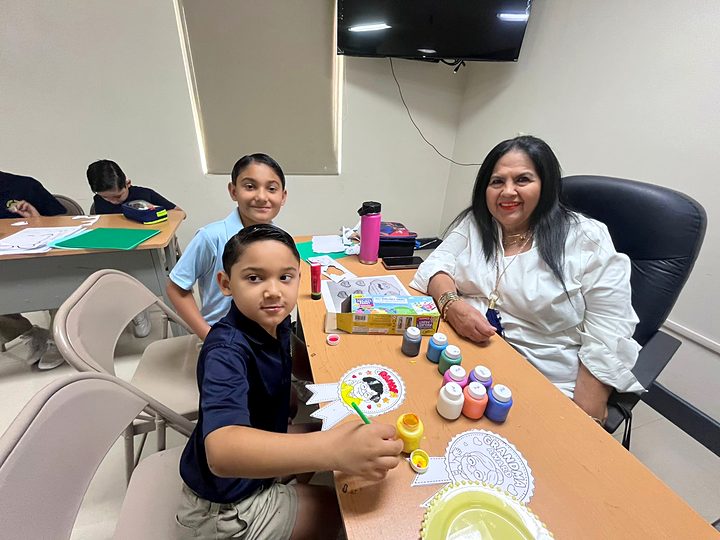 Grandparents and students of Newman Institute of the Oratory during the Grandparents Day celebration in Reynosa (44/57).
