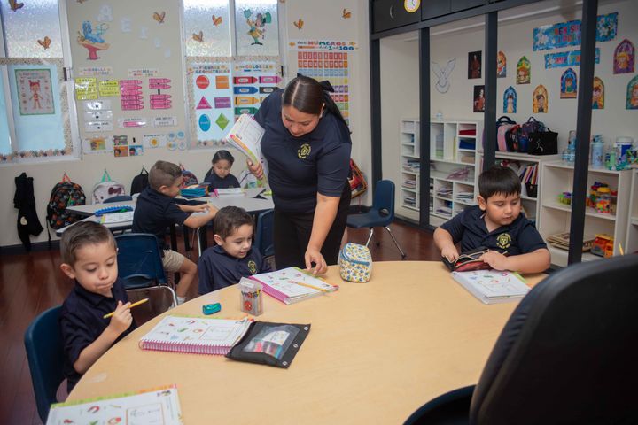 Niños de Kínder en actividad con su maestra