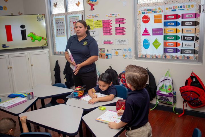 Maestra acompañando a los alumnos durante la clase