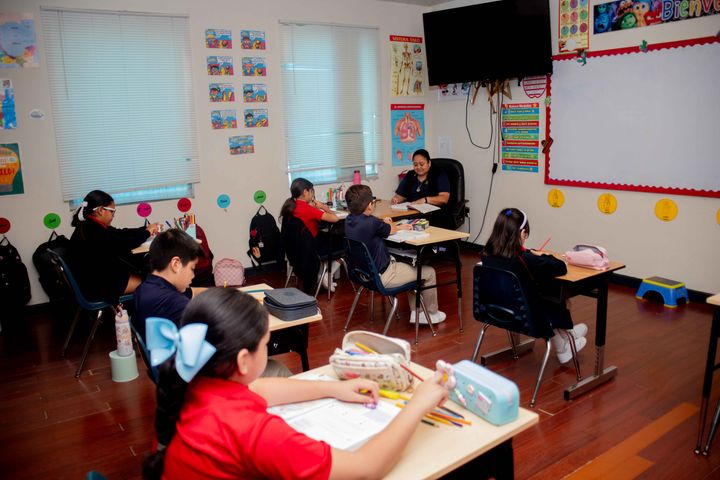 Estudiantes estudiando en el aula