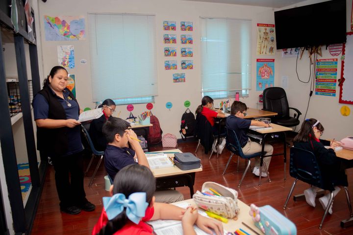 Grupo de estudiantes durante una sesión de clase