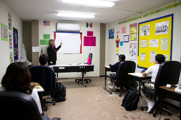 Clase de Secundaria con el maestro frente al pizarrón